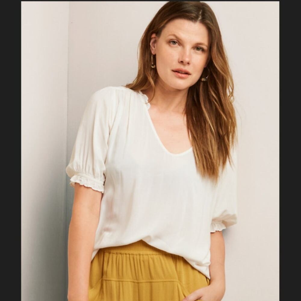 NWT  Velvet by Graham & Spencer Trixie White top         Retail $128.